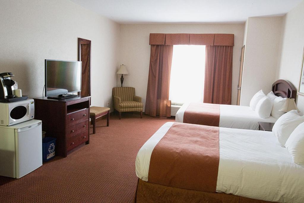 Pomeroy Inn & Suites Fort St. John Esterno foto